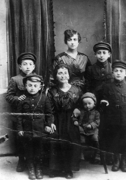 המשפחה בפולין לפני עלייתה ארצה