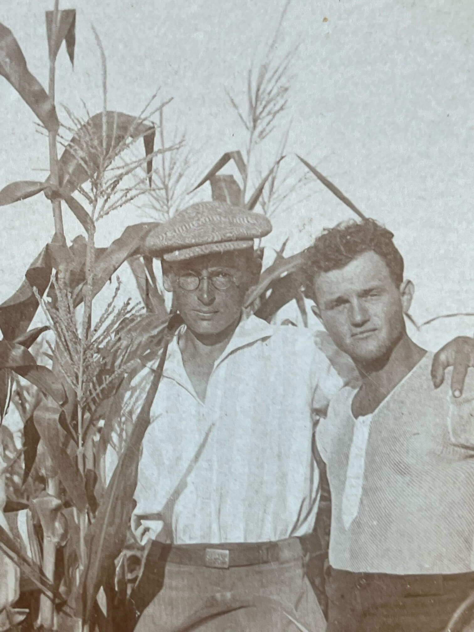 דוד הירשהורן משמאל בשדה התירס