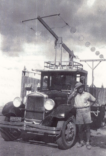 יעקב רובינוביץ ליד משאית עם מערכת קשר אלחוטית -1938-1940
