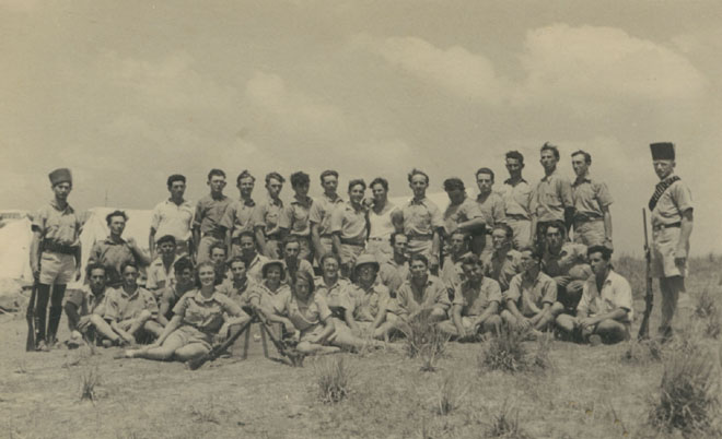 הגנה - תמונה קבוצתית 1937. יושבת מצד שמאל, נשענת על הרובה, שושנה אוסטרובסקי. (תמ 1020)