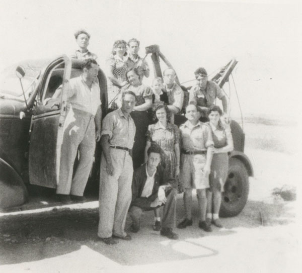 חברי הגנה עם השלפר - מכונית הגרר 1945-6 (תמ 1486)