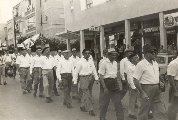 מצעד יום העצמאות צועדים ברחוב קלאוזנר שנות ה-60 (תמ1380)