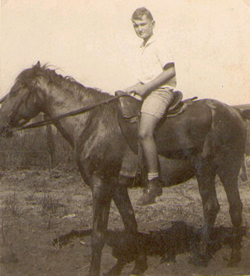 בני אוסטרובסקי על הסוס בדרך לבית הספר