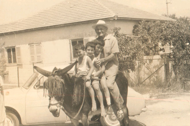 סבא יצחק בן-יליד עם הנכדים ליד ביתו 1960