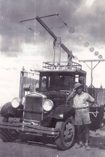 יעקב ליד משאית עם מערכת קשר אלחוטית - 1938-1940