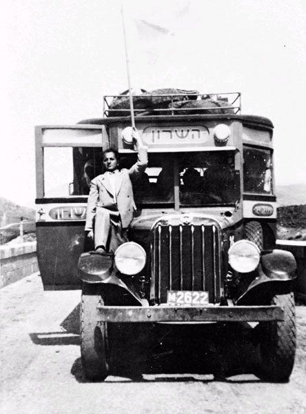 נתן הררי והאוטובוס - תמונה מארכיון אגד (M2622)