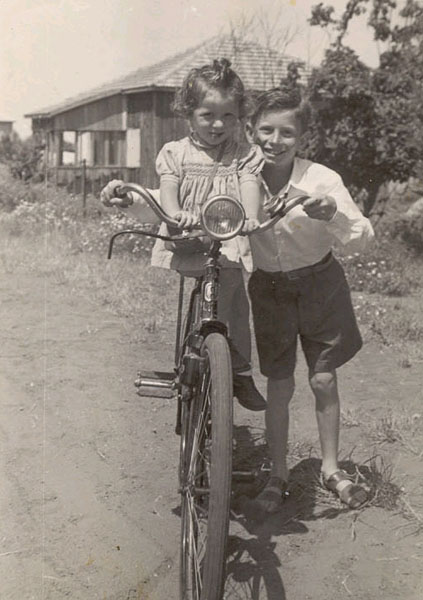 צביקה גפקוביץ עם אחותו חנהלה