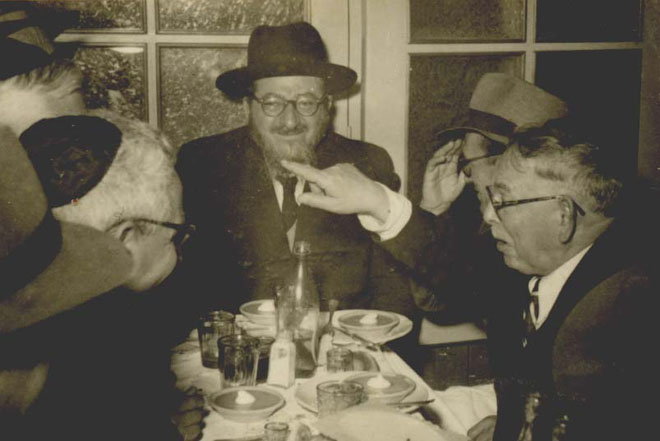 מפגש צמרת כולל מר ברוך אוסטרובסקי והרב סוקולובר שנת 1950 (תמ 487)