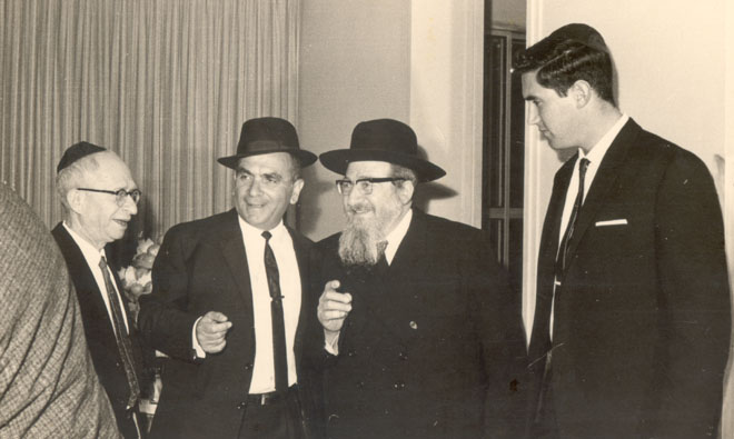 1966 מימין יורם שוהמי, הרב סוקולובר, ליאון גולדברג ונתן איזנברג