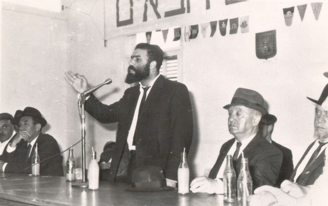 שנות ה-60, מימין השוחט ברקאי, צבי לבהרי, הרב פרץ - נואם, יצחק שקולניק ויחיא בסעוד (תמ1325)