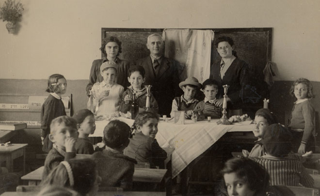 ביה"ס מגד 1943. קבלת שבת בביה"ס העממי. במרכז המנהל בן ציון זלטין