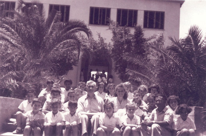 1947 כתה ג' על מדרגות בית הספר מגד
