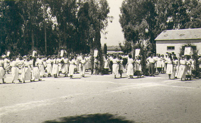 חגיגת הביכורים בבית הספר העממי, 1948 (תמ1228)