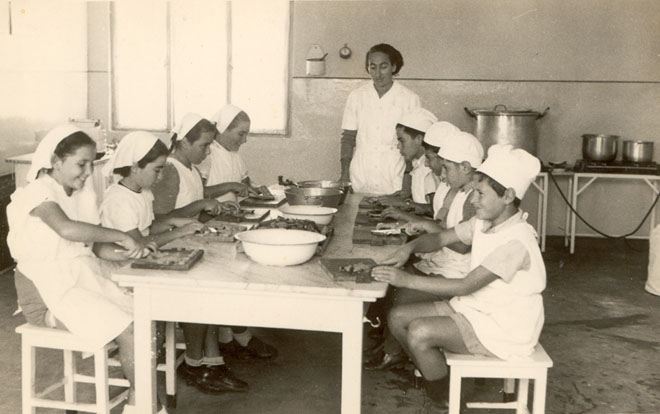 מסעדת בית הספרמגד - שנות ה-40 (תמ 705)