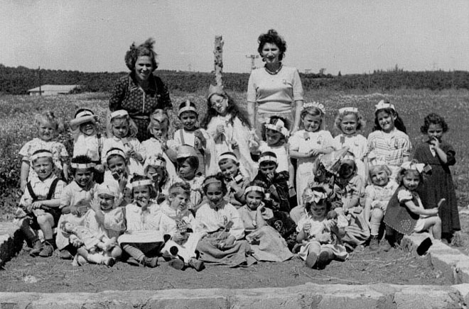 הילדים העולים בחג פורים הראשון בגן 1950