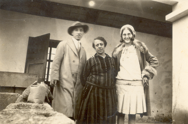 מימין לאה כץ-ליפסקי באמצע ד"ר לבובה ומשמאל אהרון קצין - 1930 (תמ 915)
