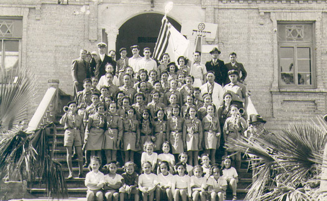 ילדי המכבי הצעיר על מדרגות בית העם 1935 (1073)