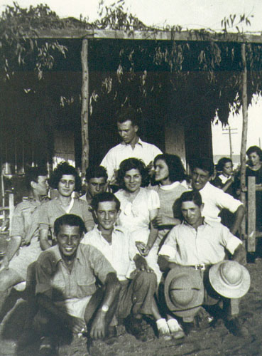 חברי מכבי על יד הצריף 1935 (228)