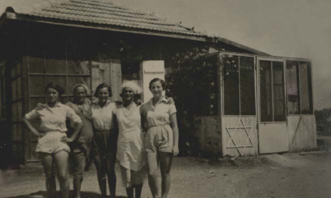 גולדה בהריון עם נחמיקה - שניה מימין על רקע חדר האוכל - כפר מכבי 1935