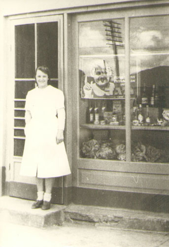גברת זוסמן בפתח מעדנייה, פינת רמב"ם 111 1936-9