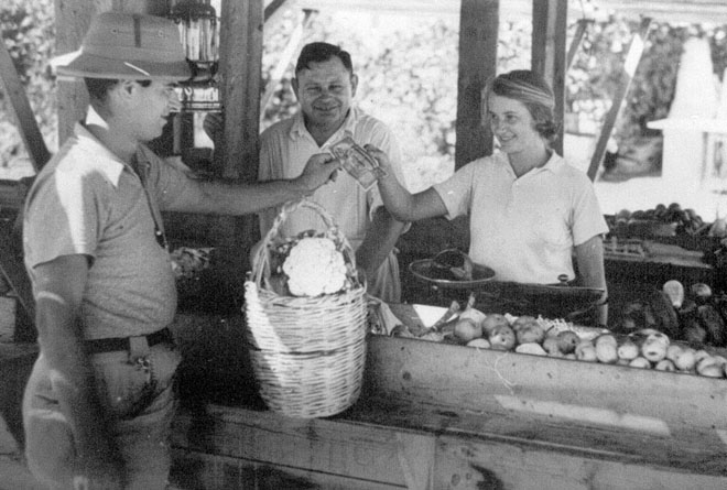 דוכן הפירות והירקות של אסתר ופאול זוסמן ברחוב השוק, 1934