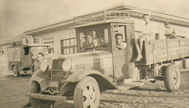 משאית בית החרושת לקרח ובה נוהג אברמסקי ליד בית הקפה במרכז, 1935 (תמ1266)