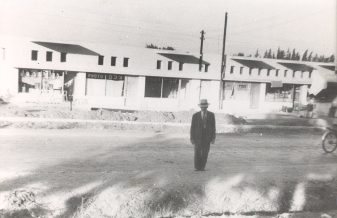 שנות ה-30 מקס בראון על רקע חנויותיו ברחוב אחוזה פינת חפץ חיים (תמ 825)