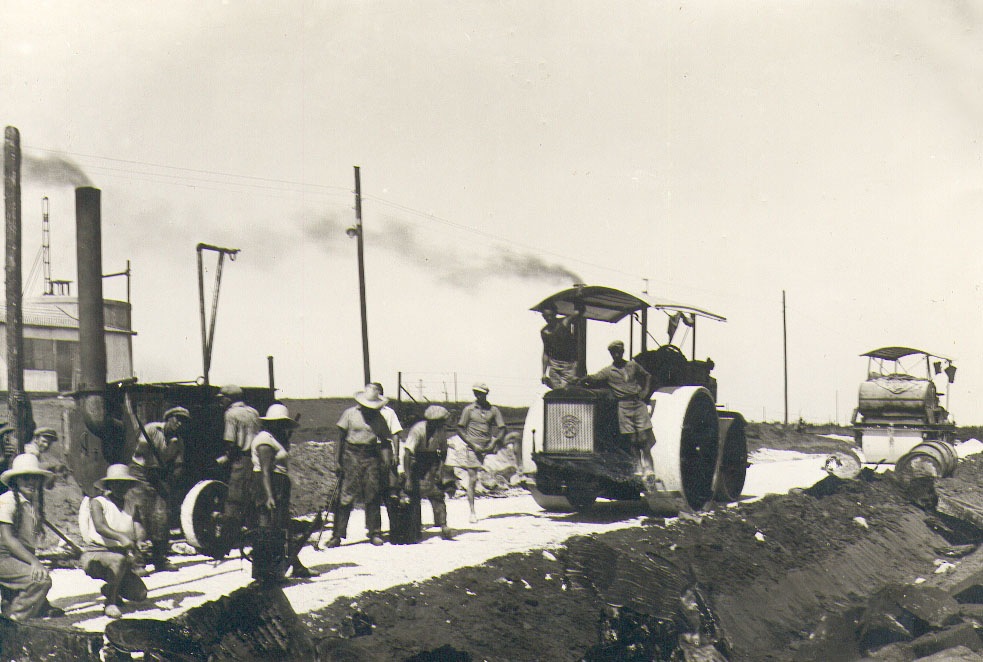 סלילת רחוב אחוזה באמצע שנות ה-30, המכבשים בפעולה (תמ899ה)