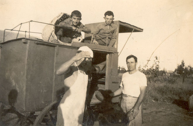 עגלת הלחם, סוף שנות ה-20. יוסף ועזרא אנקר על גג העגלה. (מאוסף משפחת אנקר)