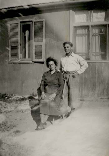 שנות השלושים, מרדכי וולפסדורף-כפרי ואהובה אנקר, דודתו על רקע בית משפחת אנקר. (מאוסף משפחת כפרי)