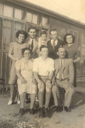 1938, משפחת אנקר המורחבת על רקע בית המשפחה. (מאוסף משפחת אנקר)