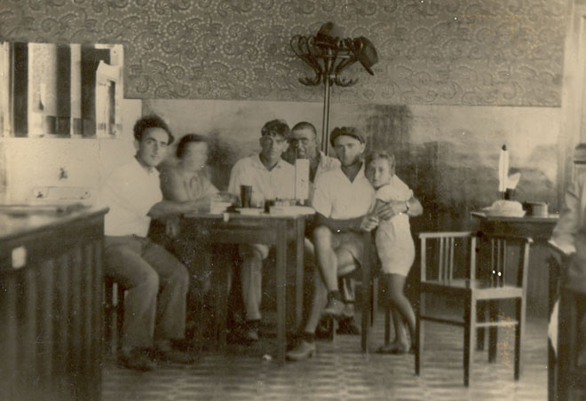 בתוך במסעדה - הפתיחה 1931 (תמ 1566)