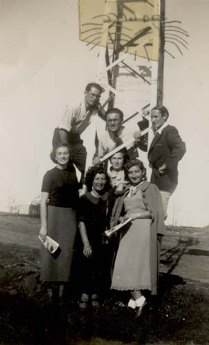 רעננים צעירים עם עמוד החשמל - שנות ה-30