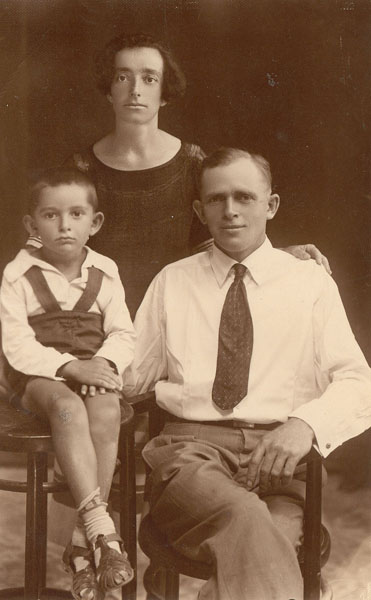 חיה ופסח עם הבן שבח 29.11.1929 צילום סטודיו