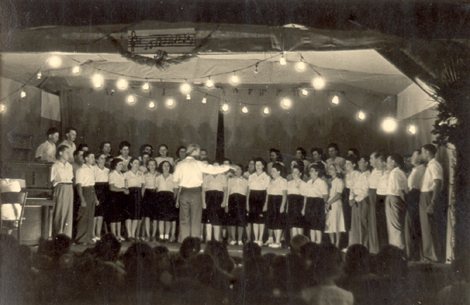 סוף שנות ה-40 מקהלת רעננה בהופעה על הבמה בבית העם (תמ929)
