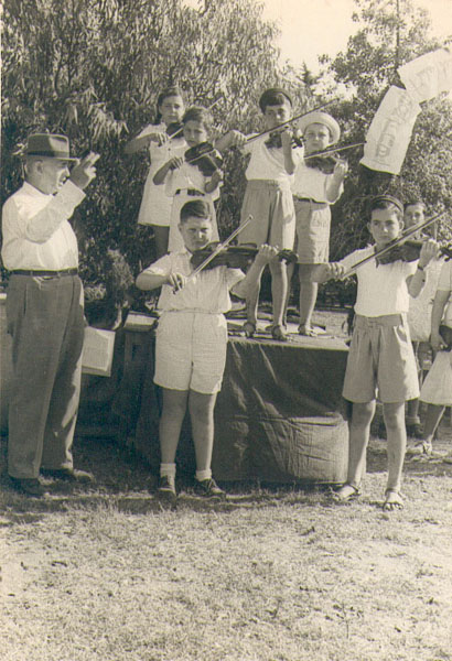 נגינת כנרים בחגיגת הביכורים בבית הספר העממי 1946 (תמ1231 ב)