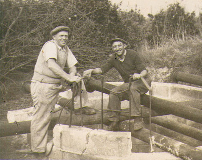 אבא וחיים כהן בזמן העבודה, 1947 (תמ1274)