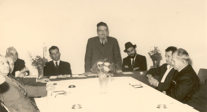 ישיבת מועצה תחילת שנות ה-60 עומד הרב סוקולובר משמאלו יצחק שקולניק ומימינו הרב פרץ
