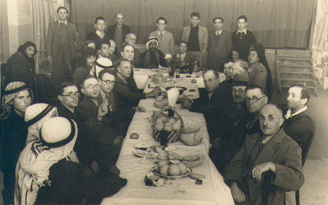 ישיבה חגיגית עם אנשי חרבת עזון 1938