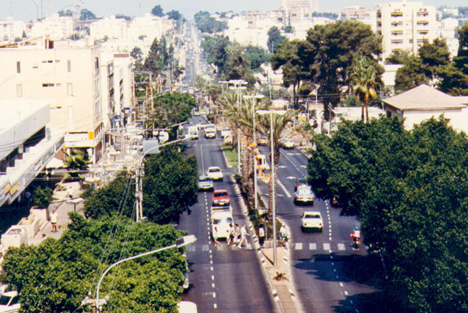 רחוב אחוזה בשנת 1989