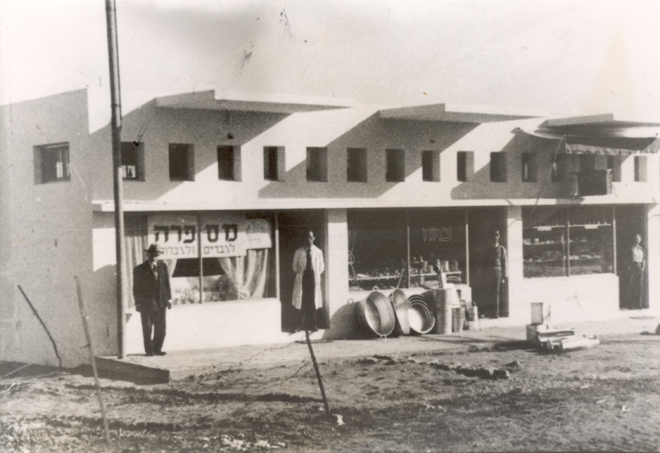 שנות ה-30 מקס בראון ליד 3 החנויות הראשונות שבנה אחוזה פינת חפץ חיים (תמ829)