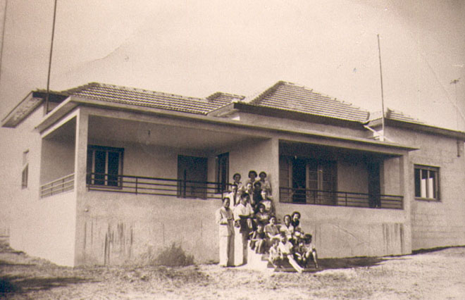 בית בסגנון הבאוהאוס בשנות ה-30, לידו בני משפחת פרלמוטר (תמ 724)