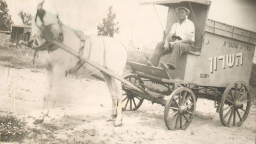 יצחק בן יליד, מחלק הלחם,  על עגלת הלחם ברח' מוצקין תחילת שנות ה-30