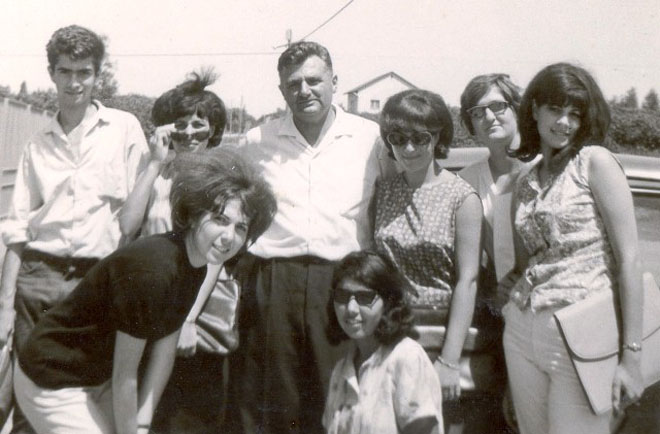 סיום שמינית 1966 עם המורה אפשטיין. מימין: תחיה, מרים, יהודית, אפשטיין, דליה, עמירם, יונה ויפה.