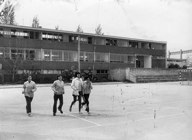 שנת 1970 תלמידים בחצר התיכון (תמ 1379 א')