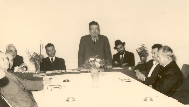 ישיבת מועצה תחילת שנות ה-60 עומד הרב סוקולובר משמאלו יצחק שקוליק ומימינו הרב פרץ
