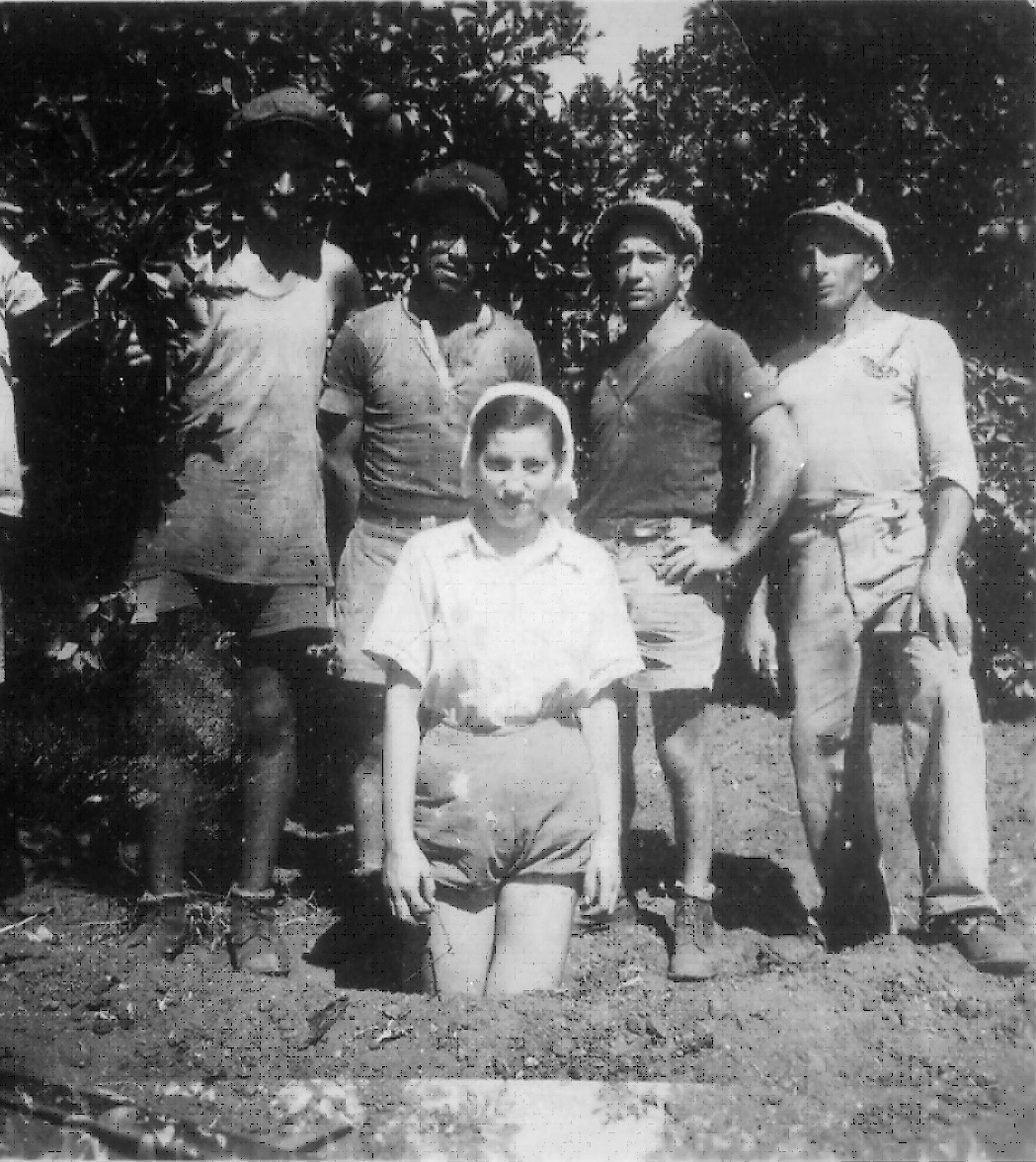 1934 שלום נפתלי סולוביצ'יק (ראשון מימין) בעבודה בפרדסי רעננה (מאוסף משפחת סולוביצ'יק)