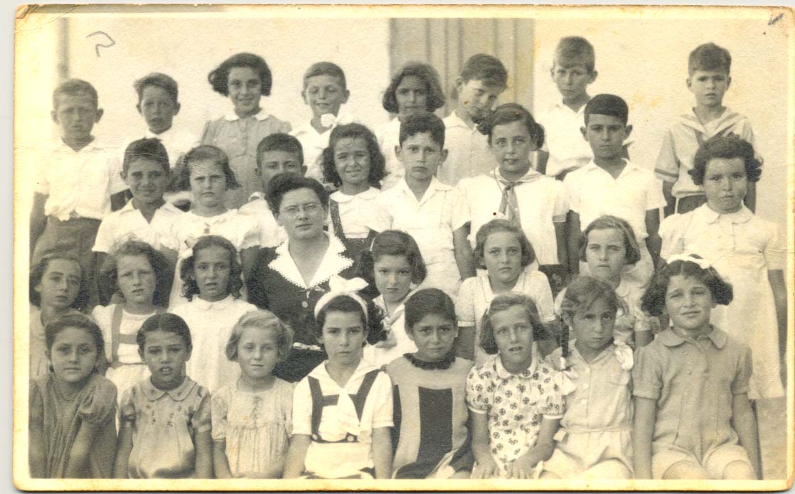 1943 תש"ד כיתה ב' והמחנכת יונה בבית הספר העממי (מאוסף משפחת סולוביצ'יק)