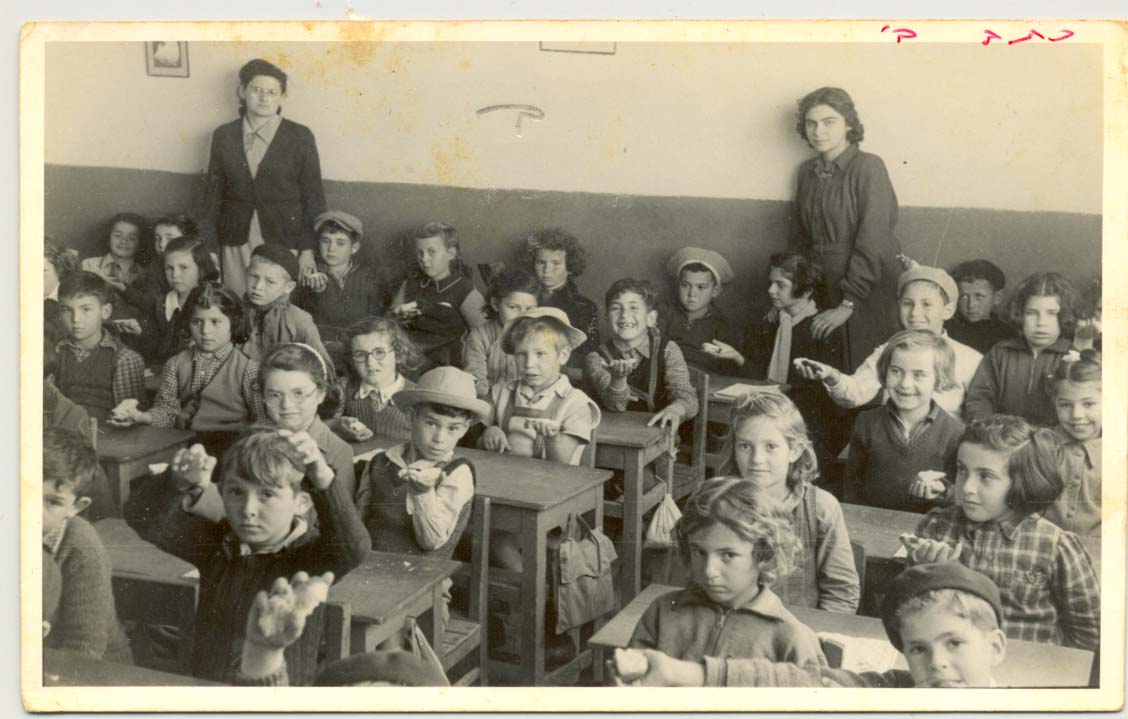 1943 תש"ד כיתות ב' בבית הספר העממי. משמאל המחנכת יונה. (מאוסף משפחת סולוביצ'יק)
