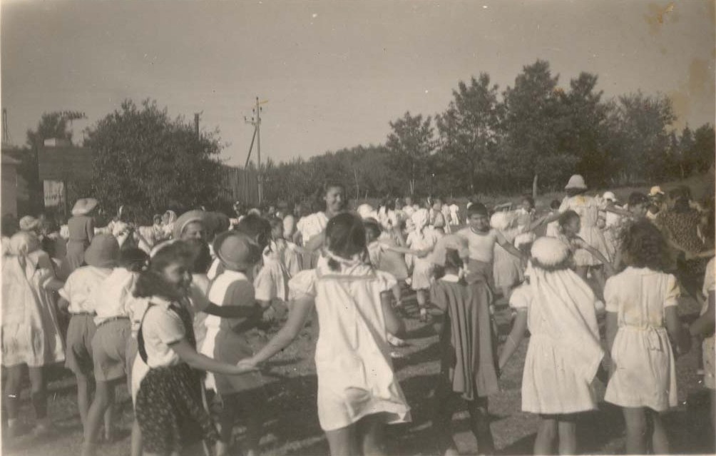 1944, חגיגת הביכורים בבית הספר העממי. כיתה ג'. הסיום בריקודי עם. (מאוסף משפחת סולוביצ'יק) 